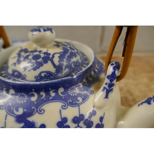 1136 - A Japanese blue and white tea set **PLEASE NOTE THIS LOT IS NOT ELIGIBLE FOR POSTING AND PACKING**