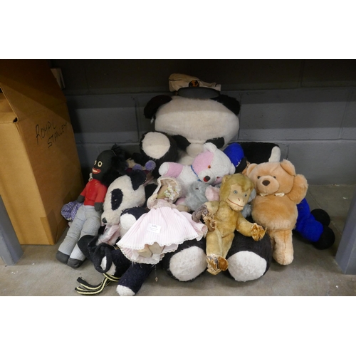 1181 - Two bags of vintage Teddy bears and soft toys **PLEASE NOTE THIS LOT IS NOT ELIGIBLE FOR POSTING AND... 