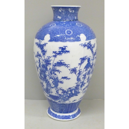 602 - A Chinese blue and white porcelain vase with marks to base, 24cm