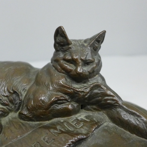 635 - A bronze sculpture of a cat with kittens, after E. Fremiet, 21cm