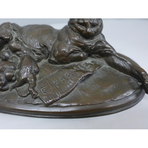 635 - A bronze sculpture of a cat with kittens, after E. Fremiet, 21cm
