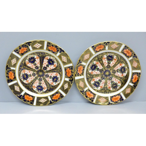 639 - Two Royal Crown Derby 1128 pattern plates, 16cm