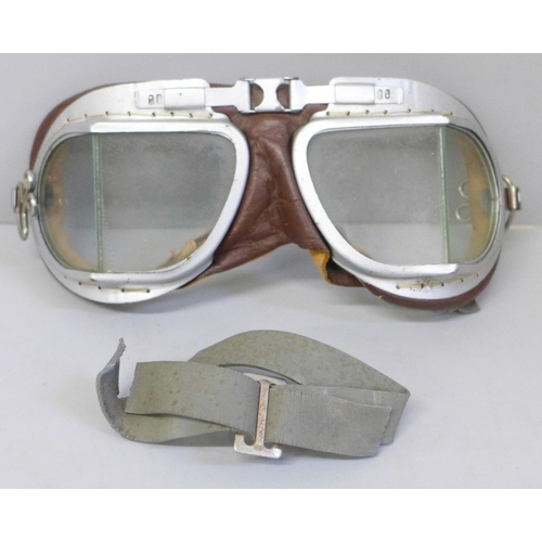649 - A pair of 1950s pilot or motorcycle goggles