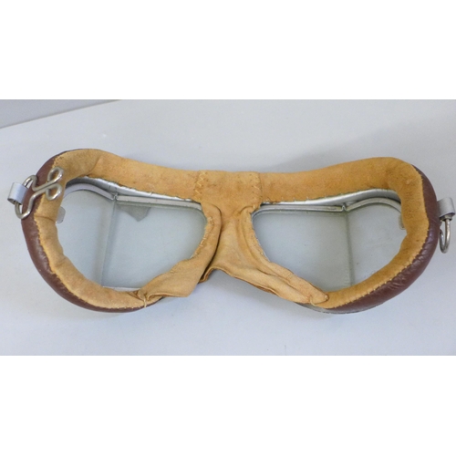 649 - A pair of 1950s pilot or motorcycle goggles