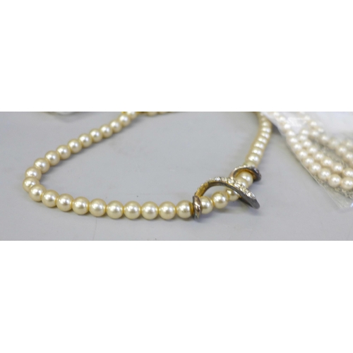 651 - A collection of faux pearl necklaces