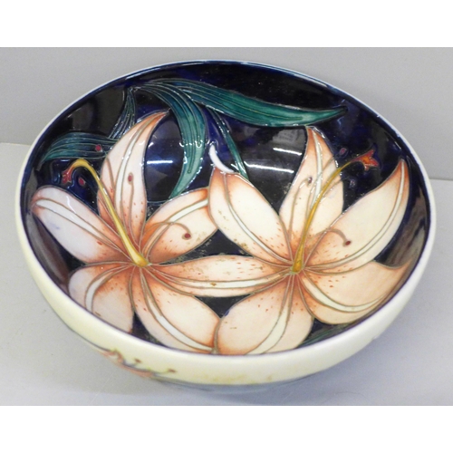 654 - A Moorcroft bowl, 2004, signed, 16cm