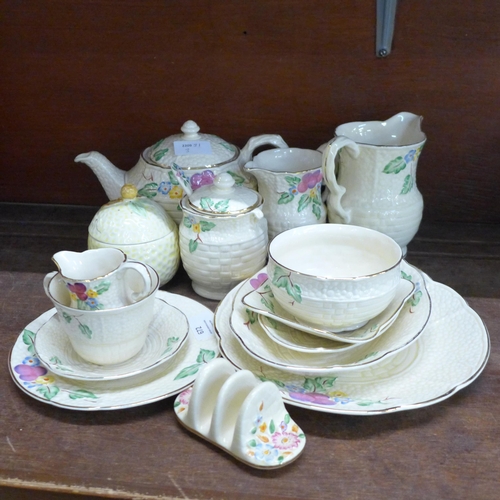 672 - A set of Crown Devon breakfast wares including toast rack, teapot, condiment pot, etc., (tea for two... 