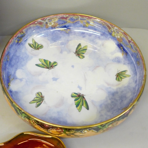 685 - Four items of lustre china; Crown Devon and Carlton ware Rouge Royale dishes, a Grimwades bowl and a... 