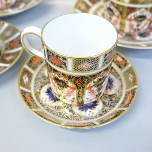 701 - Royal Crown Derby 1128 pattern china; dinner plate and four various cups and saucers