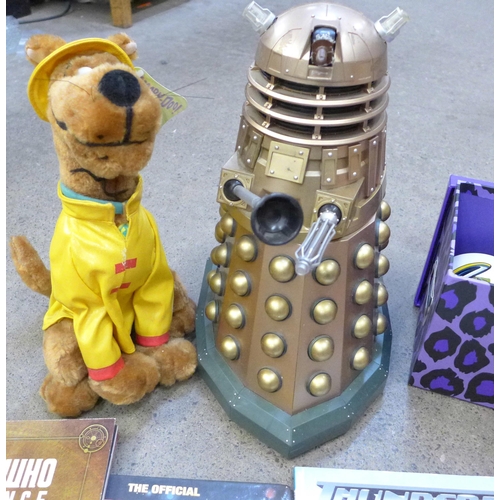 735 - A collection of Dr. Who and Thunderbirds items including books, a model Dalek and a Scooby Doo soft ... 