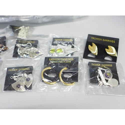 789 - 1200 pairs of metal earrings