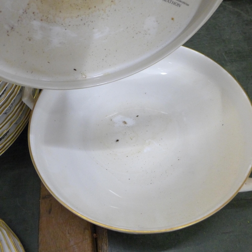 805 - A Royal Worcester Hop pattern dinner service, approximately 47 pieces **PLEASE NOTE THIS LOT IS NOT ... 