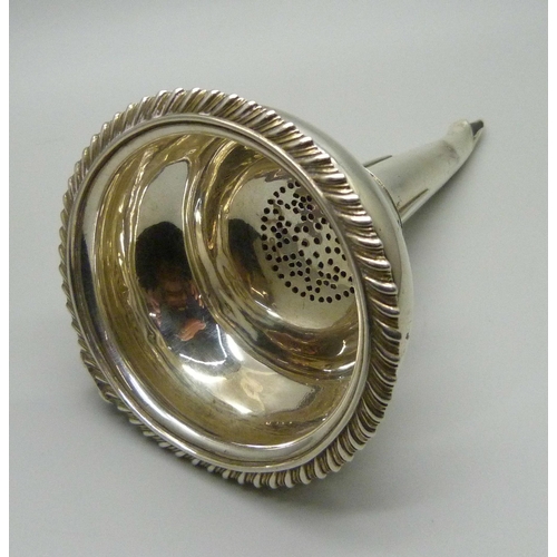 867 - A William IV silver wine funnel, London 1833, 91g