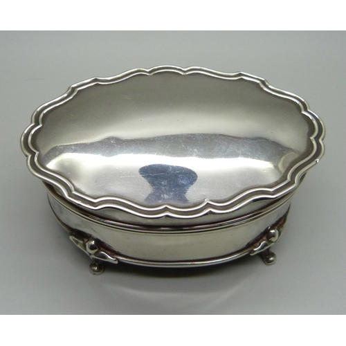 869 - A silver trinket box, total weight 162g, 10cm wide