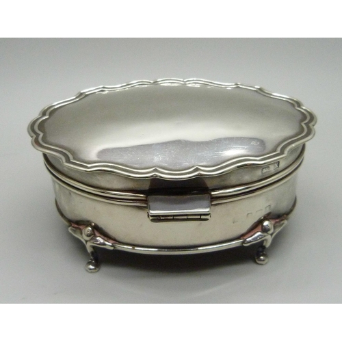 869 - A silver trinket box, total weight 162g, 10cm wide