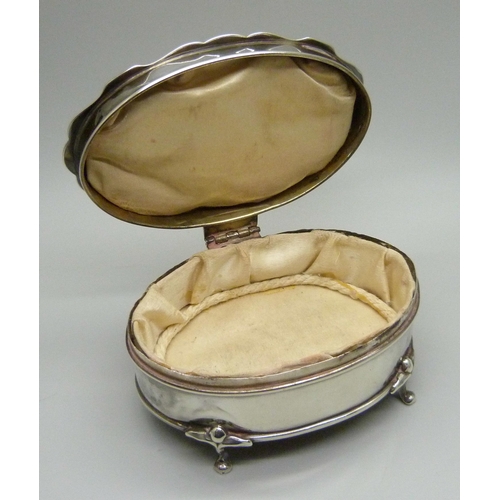 869 - A silver trinket box, total weight 162g, 10cm wide