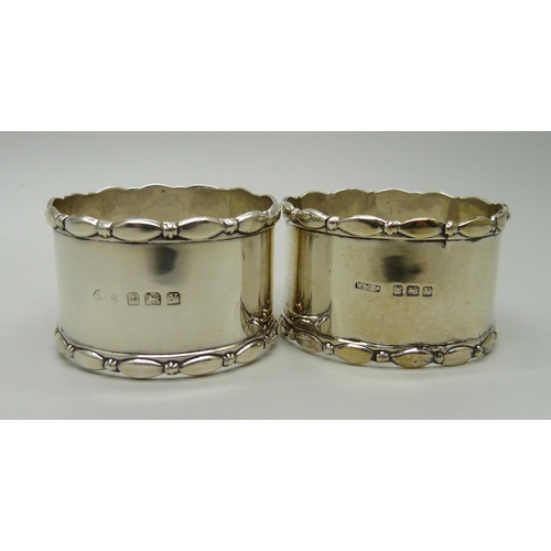 871 - Two silver napkin rings, 34g