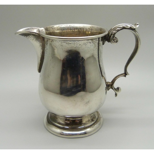 872 - A silver jug, Birmingham 1936, 138g