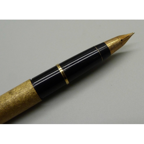 905 - A gold plated Sheaffer fountain pen with a 14ct gold nib, personalised, in a Parker case, and a Park... 