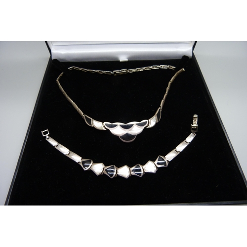 916 - A silver necklace and bracelet