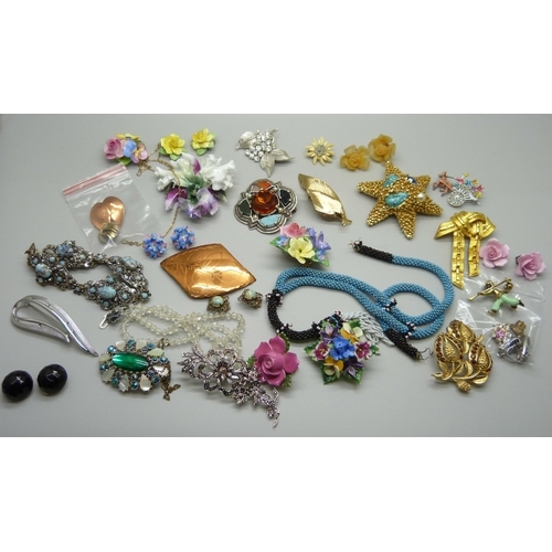 917 - Costume jewellery including a Benedikt, NY, starfish brooch, a gold tone Crosse brooch, etc.