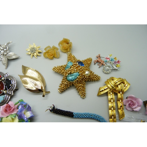 917 - Costume jewellery including a Benedikt, NY, starfish brooch, a gold tone Crosse brooch, etc.