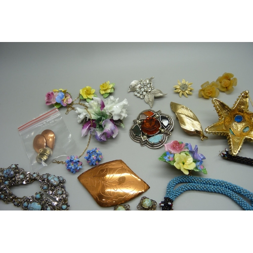 917 - Costume jewellery including a Benedikt, NY, starfish brooch, a gold tone Crosse brooch, etc.