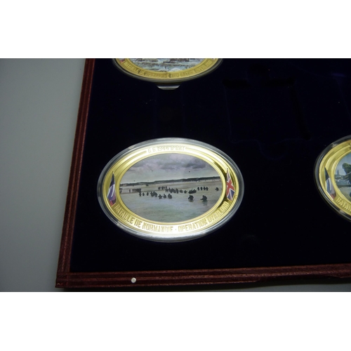 922 - Seven Windsor Mint D-Day commemorative medallions, in two cases