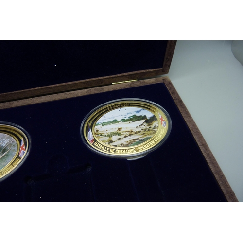 922 - Seven Windsor Mint D-Day commemorative medallions, in two cases