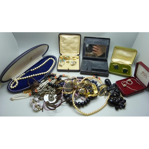 930 - Costume jewellery