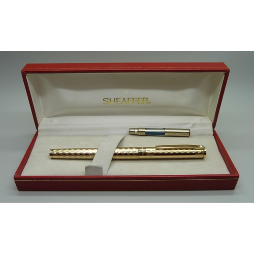 931 - A Sheaffer 'gold electro plated' fountain pen, cased