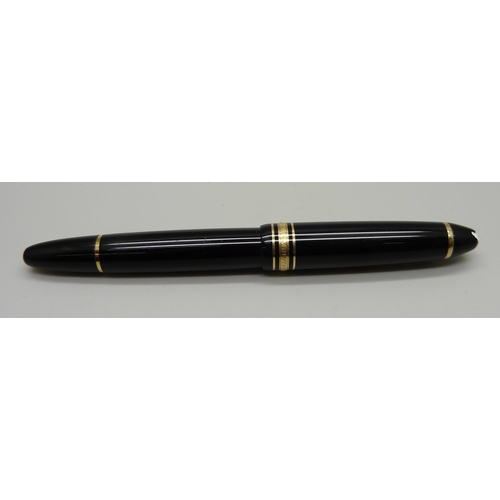 932 - A Mont Blanc Meisterstuck no.146 with 4810 14k gold nib, top of cap chipped