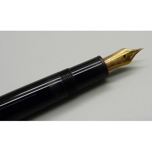 932 - A Mont Blanc Meisterstuck no.146 with 4810 14k gold nib, top of cap chipped