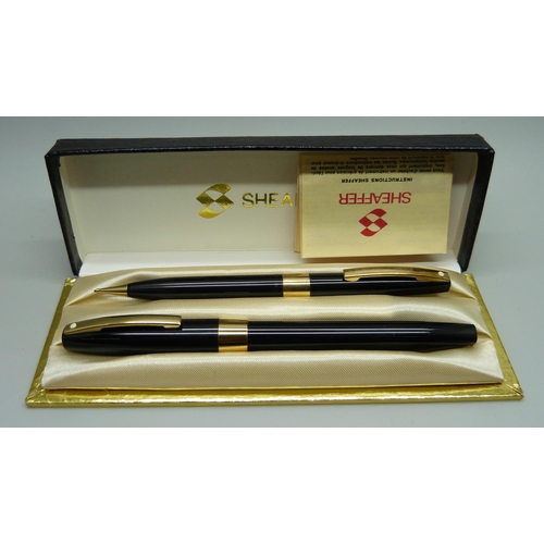 935 - A cased Sheaffer fountain pen and pencil set, Touchdown filling pen with 14ct gold nib