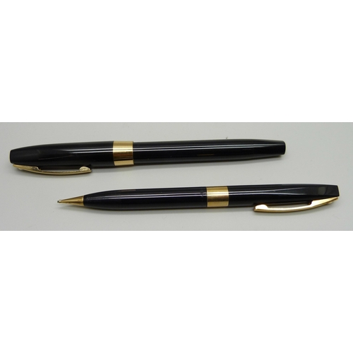 935 - A cased Sheaffer fountain pen and pencil set, Touchdown filling pen with 14ct gold nib