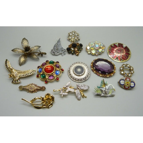 938 - Assorted vintage and other brooches