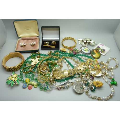 942 - A collection of costume jewellery including necklaces, brooches, etc.