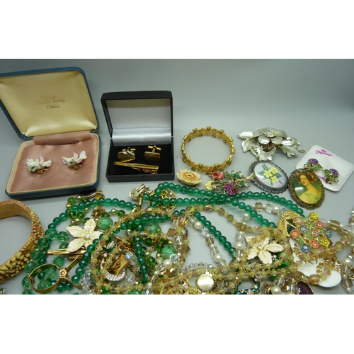 942 - A collection of costume jewellery including necklaces, brooches, etc.