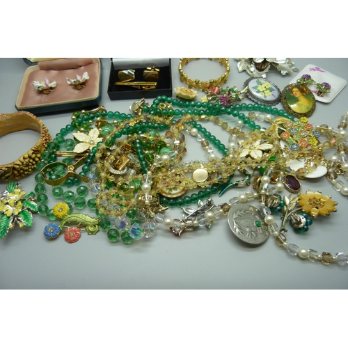 942 - A collection of costume jewellery including necklaces, brooches, etc.