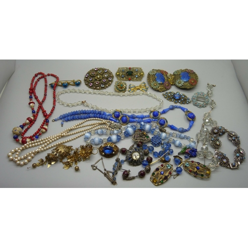 943 - A collection of costume jewellery