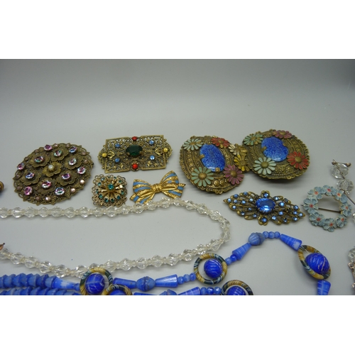 943 - A collection of costume jewellery