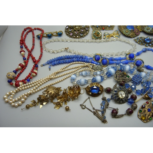 943 - A collection of costume jewellery