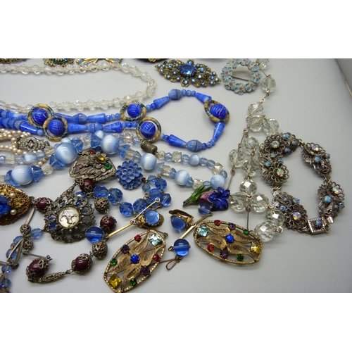 943 - A collection of costume jewellery