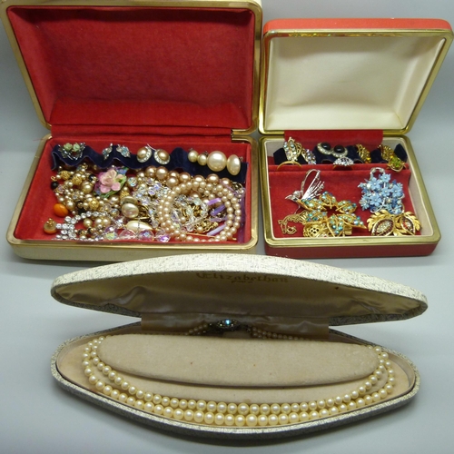 946 - A collection of vintage costume necklaces, brooches, earrings, etc.