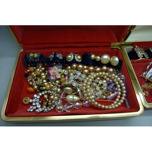 946 - A collection of vintage costume necklaces, brooches, earrings, etc.