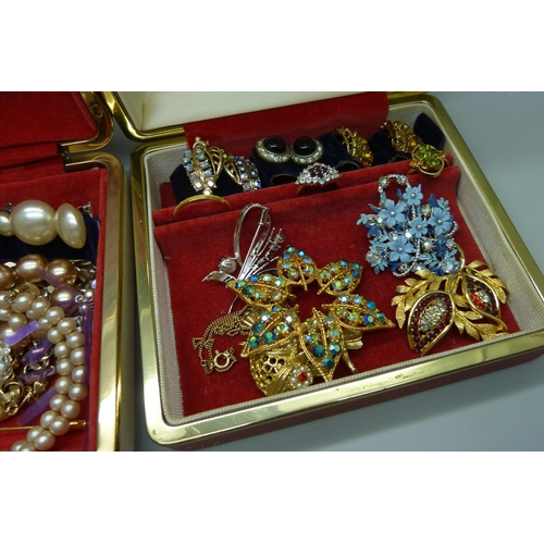 946 - A collection of vintage costume necklaces, brooches, earrings, etc.