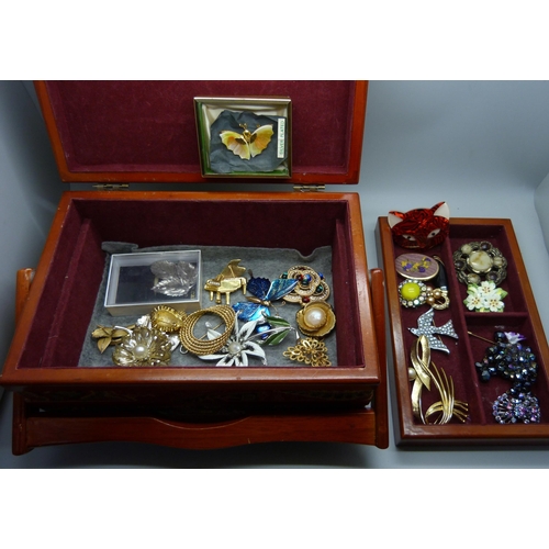 951 - A collection of brooches including an Art Deco style fox brooch and many signed