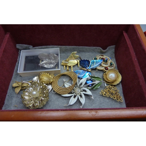 951 - A collection of brooches including an Art Deco style fox brooch and many signed