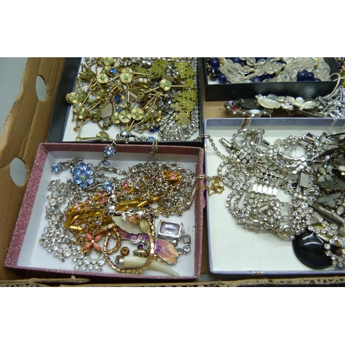 954 - Costume jewellery