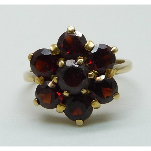 960 - A 9ct gold and garnet ring, 3.6g, L